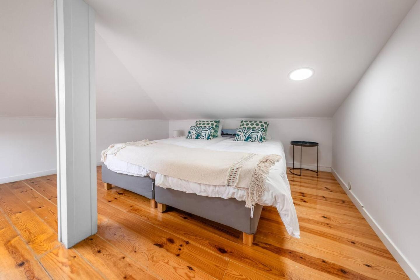 Spacious Penthouse Duplex W Castle Views Apartment *
